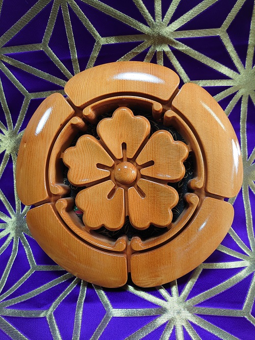 五瓜に唐花 織田木瓜